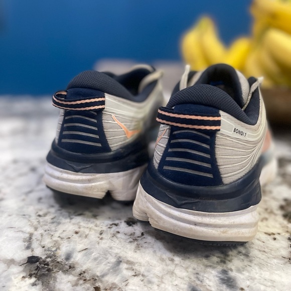 Hoka One One woman’s size 9 - Picture 13 of 13